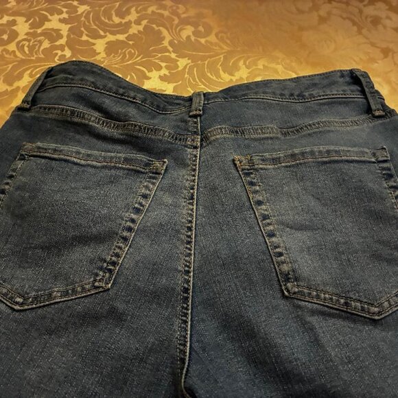 Charter Club Capri pants w/tummy control - Sz 8 - excellent condition - Picture 2 of 5